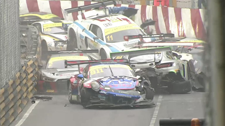 Απίστευτη καραμπόλα σε αγώνα αυτοκινήτων